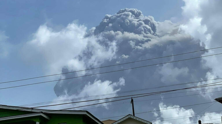 加勒比海聖文森島火山噴發至兩萬英尺