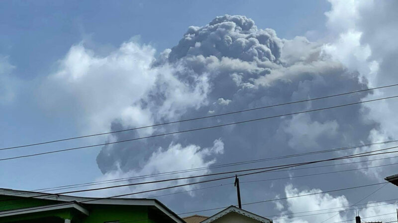 加勒比海圣文森岛火山喷发至两万英尺