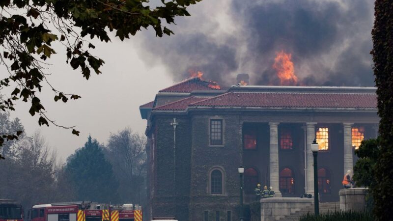 野火肆虐南非桌山 延燒開普敦大學 師生逃離宿舍