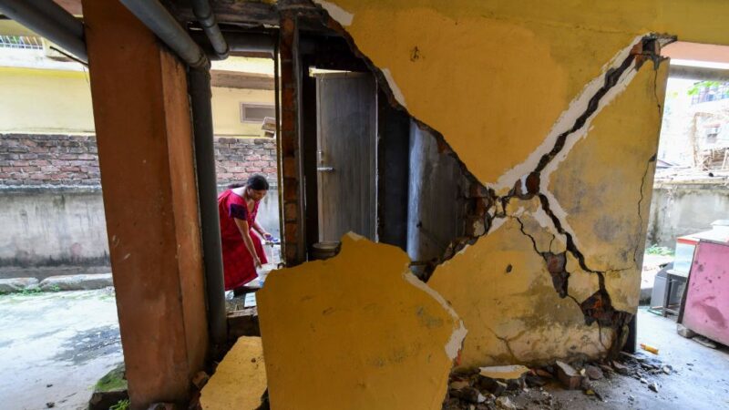 规模6强震袭印度阿萨姆 房屋崩裂民众涌入街道