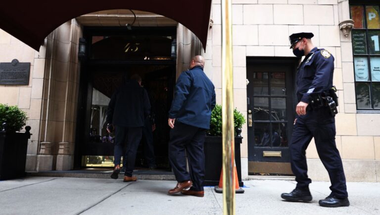 FBI突襲朱利安尼紐約公寓 沒收電子設備