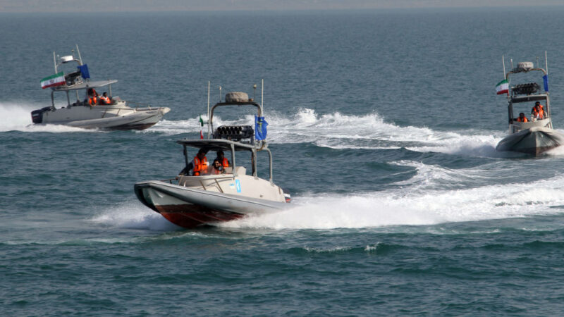 伊朗3艘快艇逼近挑衅 美军船舰开火示警