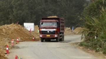 靠路吃路 大陆某穷县1/3收入来自交通罚款