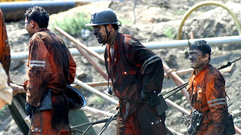 快讯：新疆一煤矿突发透水事故 21人被困井下