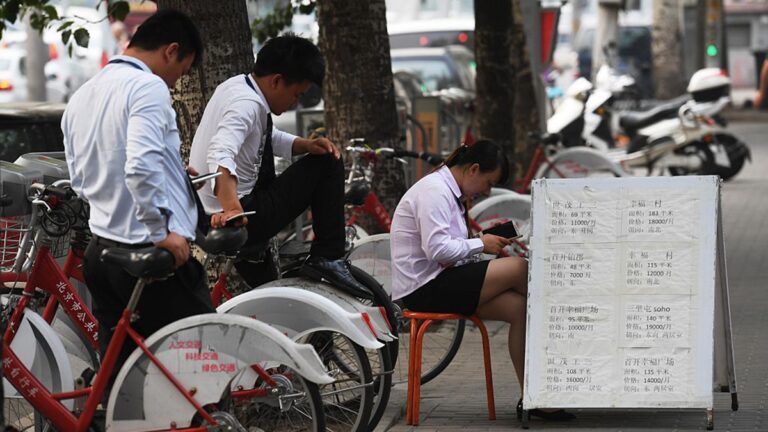 環北京樓市驚現「膝斬」 還有房子白送