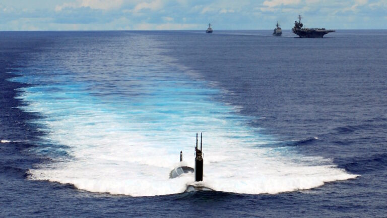 美照網路炸鍋 共軍航母群 難擺脫美神盾艦監控