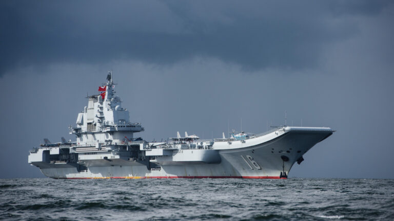 中共航母編隊穿過宮古海峽 日本罕見強烈回應