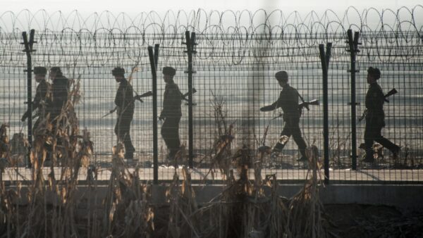朝鮮一家人迷倒哨兵出逃中國 被特務用麻袋裝回