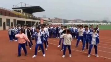 文革回潮：大陆中小学开跳“忠字舞”（图）