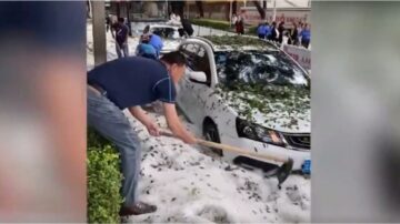 云南天气骤变降暴雨冰雹 街道变冰河（视频）