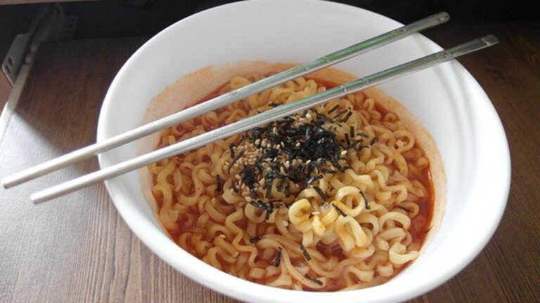 陸男吃泡麵喝可樂「腹部痛炸」 醫生驚：這樣吃會要命