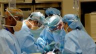 不顾大火浓烟滚滚 执刀医生淡定完成心脏手术