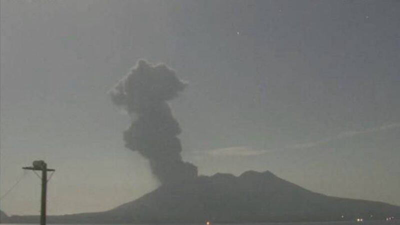 日本櫻島火山爆發 火山灰直竄2300米高空