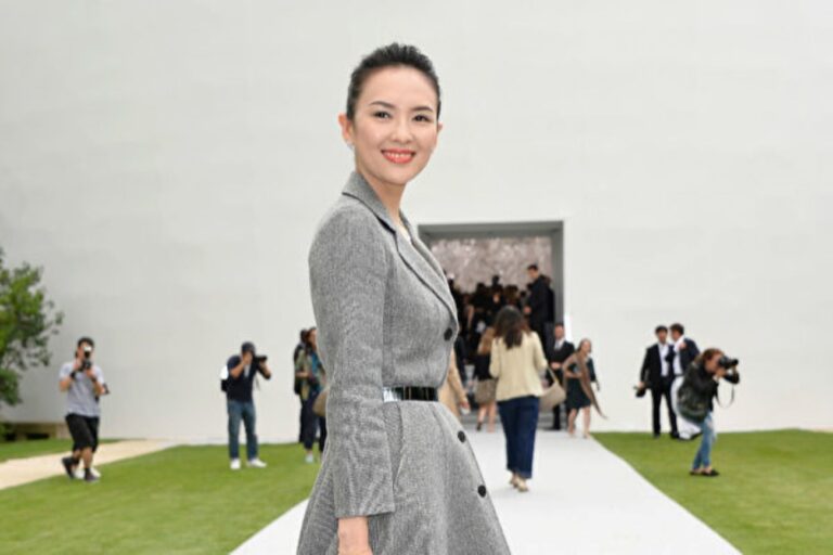 章子怡與繼女逛街 母女倆親密挽手宛如閨密