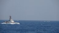 美艦護航飛彈潛艦 伊朗13艘快艇逼近遭射擊驅離(視頻)