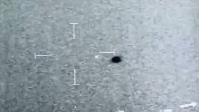 美軍艦被UFO跟踪？ 球狀飛行物潛入海中 (視頻)