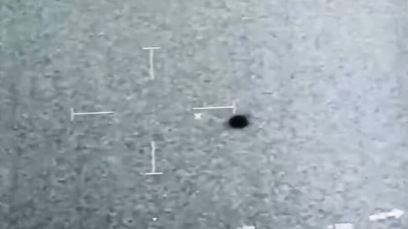 美軍艦被UFO跟踪？ 球狀飛行物潛入海中 (視頻)