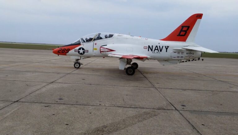 美兩架教練機空中相撞 飛行員彈射逃生1人輕傷