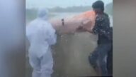 医疗崩溃 印度家属“河边抛尸”画面曝光