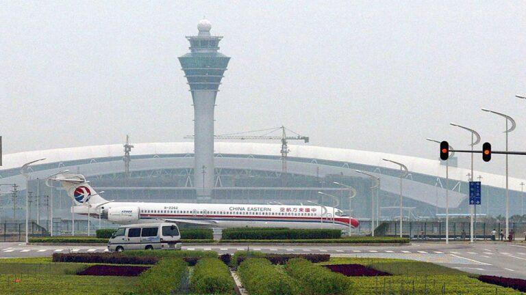 廣州變相封城 近500架航班取消