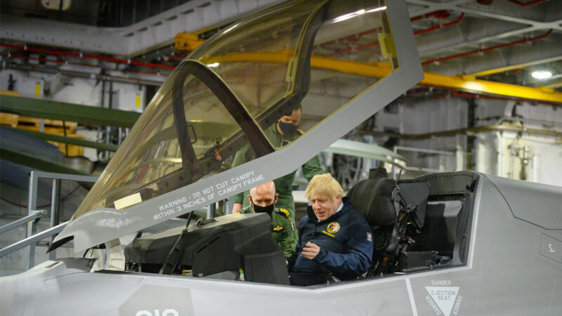 F-35战机海上发射导弹 英首相：自信面对中共