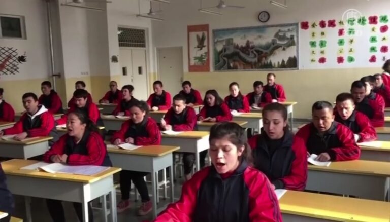 中共內部指示被曝光 強迫維族人罵蓬佩奧