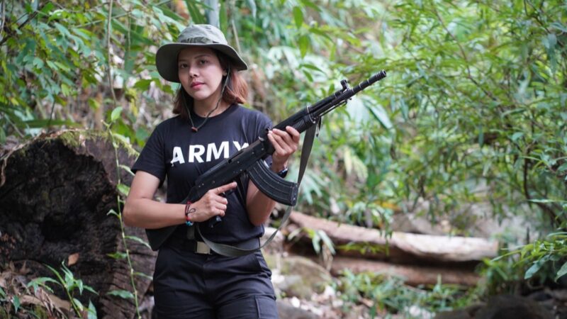緬甸選美小姐扔掉高跟鞋 扛起槍打擊軍政權