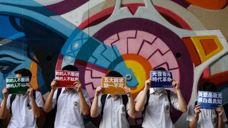 香港教師恐爆「逃亡潮」 政治壓力大 4成想離職