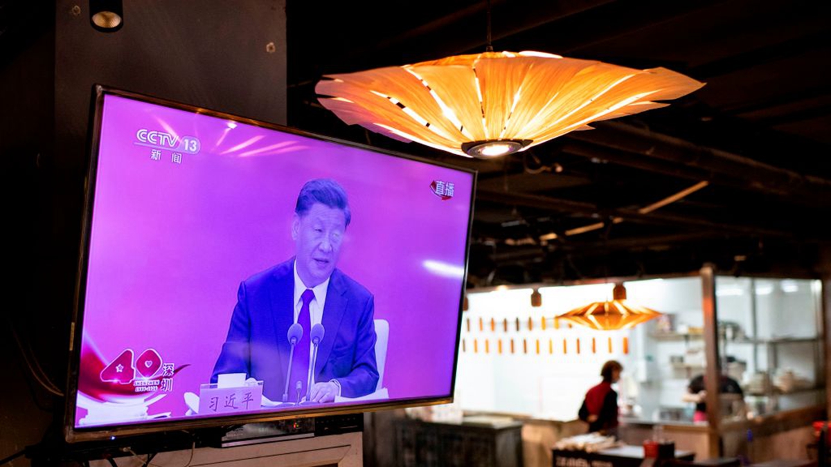 2020年10月4日,一家餐廳播放習近平在深圳發表講話。(NOEL CELIS/AFP via Getty Images)
