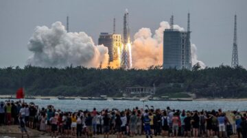 長征火箭深夜掠過台灣上空 21噸碎片數日內墜落