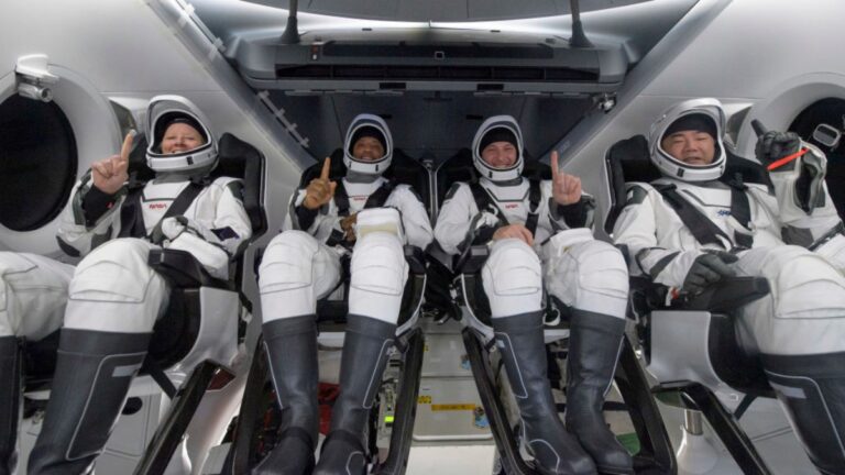 美國53年來首次 SpaceX載人龍飛船夜間成功降落