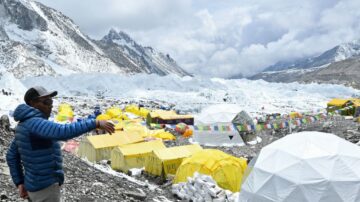 疫情威脅珠穆朗瑪峰大本營 登山客冒死爬山