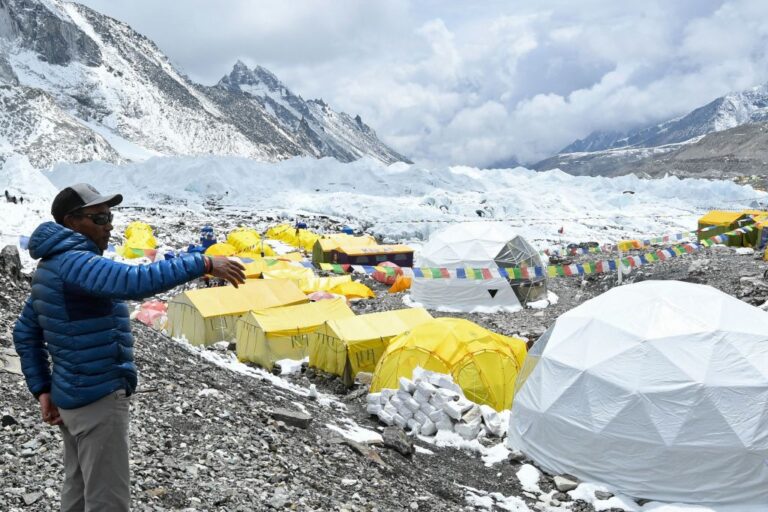 疫情威脅珠穆朗瑪峰大本營 登山客冒死爬山