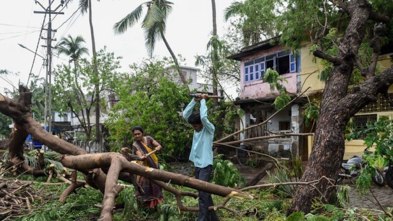 强烈气旋挟带强风豪雨 印度增至91死近50人失踪