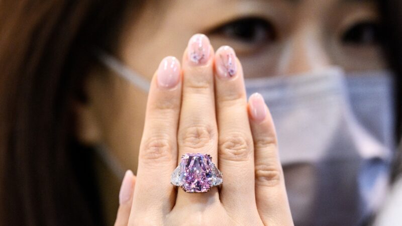珍稀無瑕 「櫻花」紫粉巨鑽2930萬美元售出