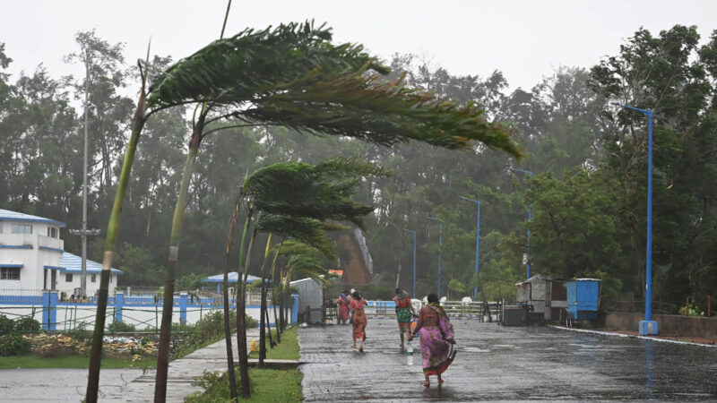 强烈热带气旋相继登陆 印度东岸急撤120万人(组图)