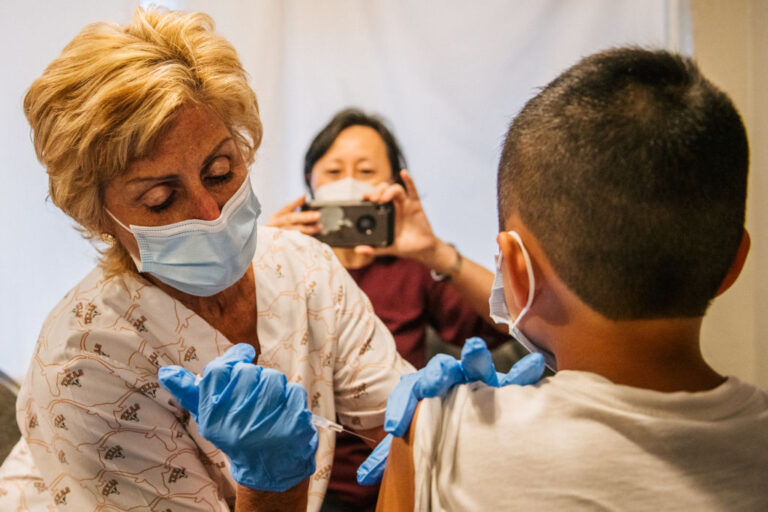 紐時：青少年接種疫苗後患心肌炎 CDC查關聯