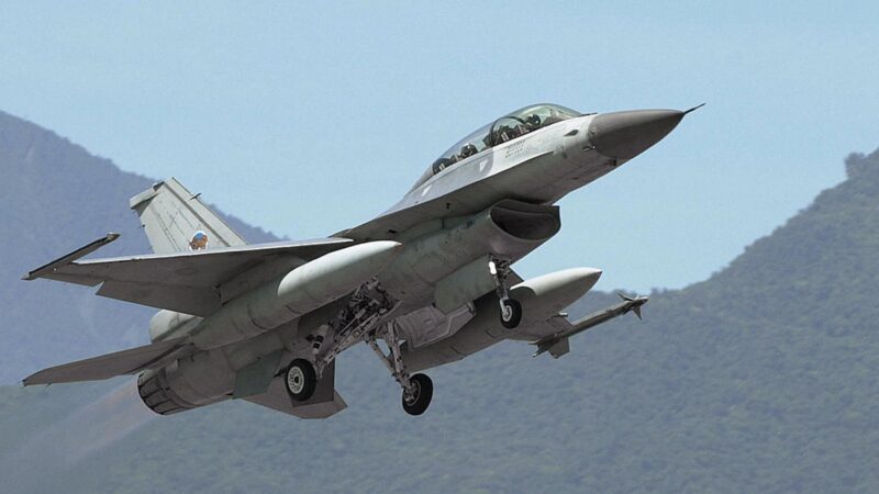 台海紧张之际 台湾F-16战机 深夜赴美密训