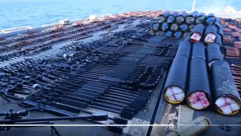 美軍截獲中式俄式走私軍火 擺滿巡洋艦甲板(視頻)