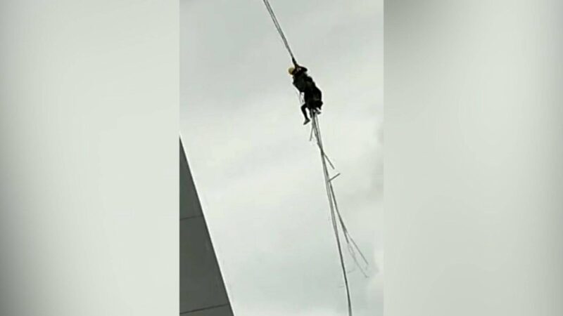 惊魂一幕！广西两工人被狂风吹向天空(视频)