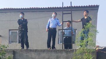 石家庄警察爬梯翻墙骚扰居民 被遏制