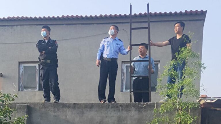 石家莊警察爬梯翻牆騷擾居民 被遏制
