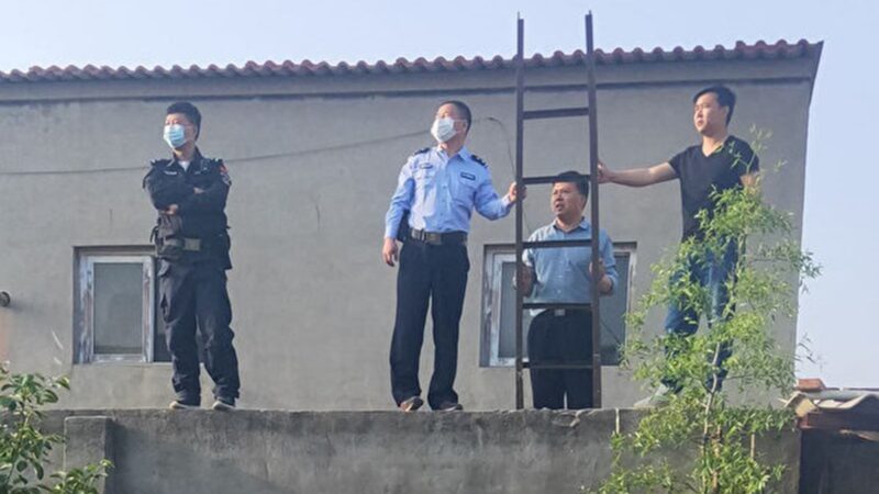 石家庄警察爬梯翻墙骚扰居民 被遏制
