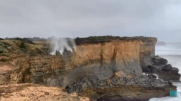 违反地心引力？澳洲瀑布努力向上冲