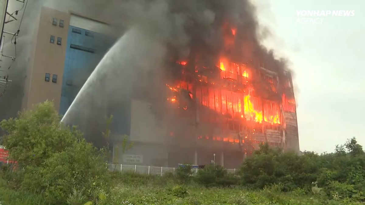 韓國最大電商Coupang旗下位於京畿道利川市約15個足球場大的物流中心17日發生火警,火勢延燒超過48小時。(視頻截圖)