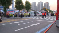 韩国5层楼突然倒塌 路过公车被砸9人死