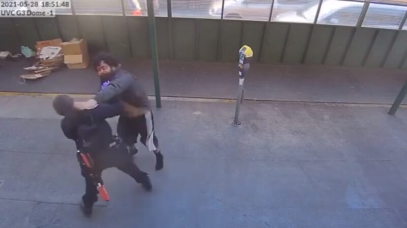 舊金山亞裔女警遭襲擊 路人出手相救(視頻)