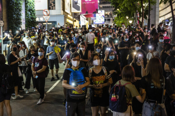 組圖：無懼港警鎮壓 六四燭光照亮香港