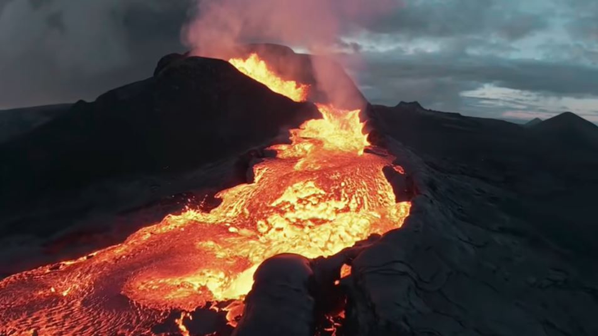 无人机拍摄冰岛火山坠入岩浆惊险画面曝光 冰岛火山爆发 法格拉达尔火山 新唐人中文电视台在线