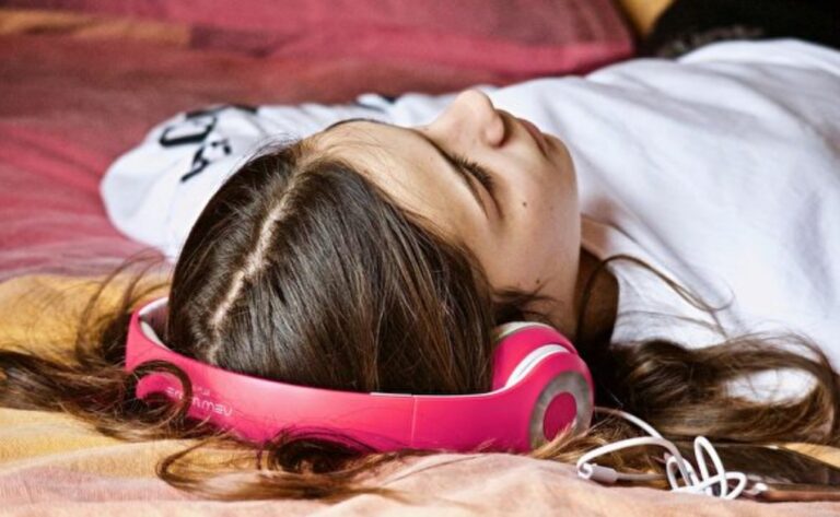 研究：睡覺也會餘音繚繞 睡前聽音樂影響睡眠